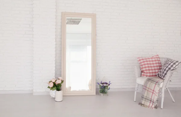 tuğla duvar ve güzel bir çerçeve çiçek aynada Oda bir