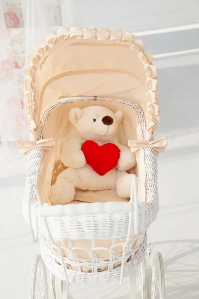 Bambola buggy vintage con orsacchiotto e cuore rosso — Foto Stock