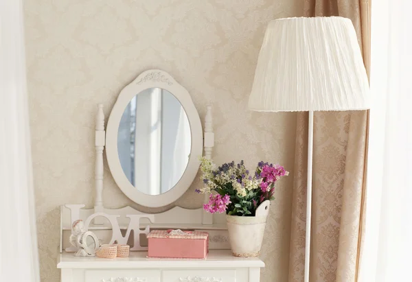 Flickans toalettbord med spegel och dekoration — Stockfoto