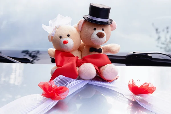 Piccolo peluche su un matrimonio. Decorare sulla macchina . — Foto Stock