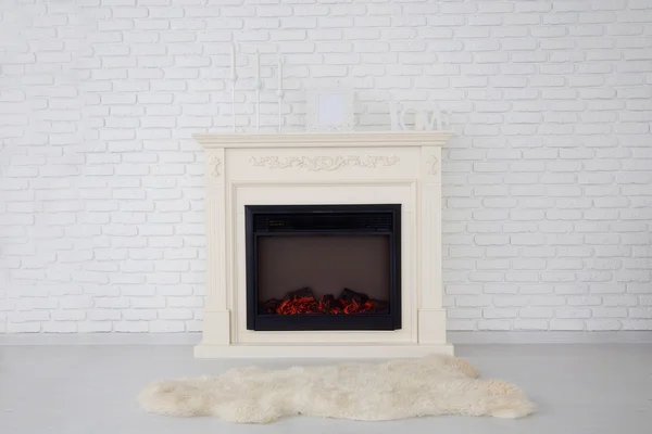 空のアパートの装飾的な暖炉 — ストック写真