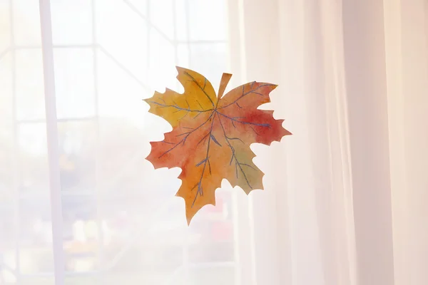 Decorazione di foglia di autunno su finestra — Foto Stock