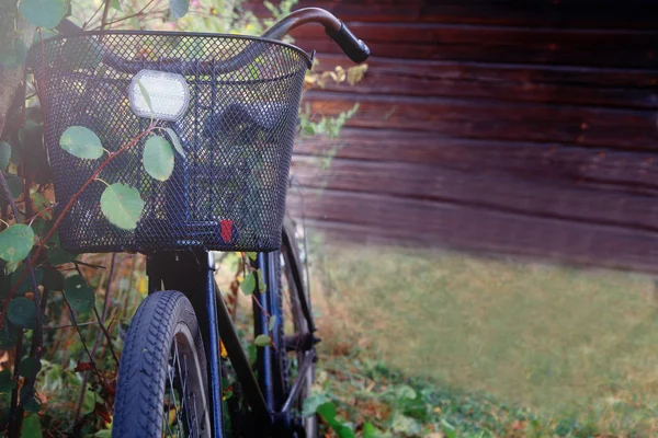 자전거는 오래 된 나무 벽 배경. — 스톡 사진