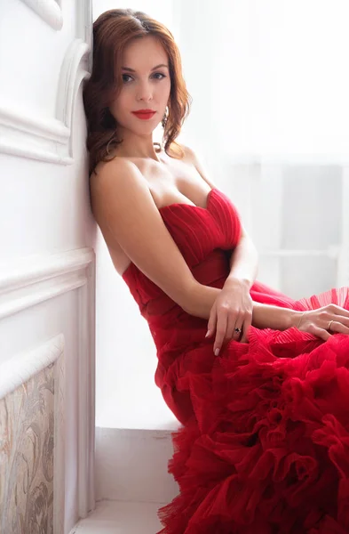 Beauty Брюнетка модель женщина в вечернем красном платье. Фаш — стоковое фото