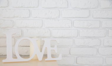 tuğla duvar arka plan üzerinde kelime aşk