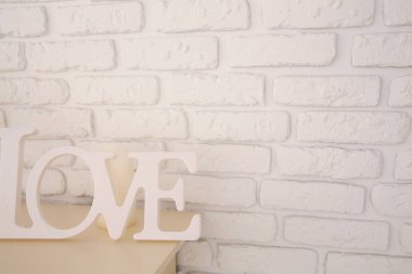 tuğla duvar arka plan üzerinde kelime aşk