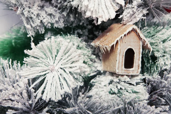 Kerstboom speelgoed op kerstboom close-up. Nieuwjaar papier speelgoed — Stockfoto
