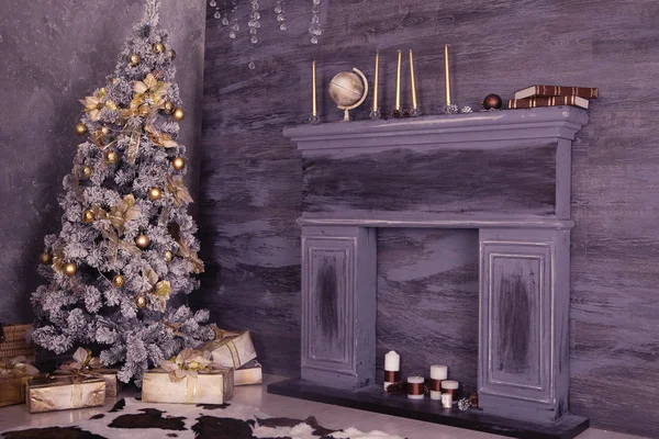 Kerst interieur met Kerstmis dozen, open haard een — Stockfoto