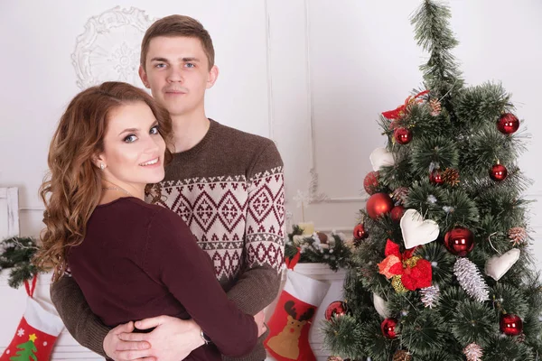 젊은 행복 한 커플을 축 하 하는 크리스마스 트리 근처 수용 — 스톡 사진