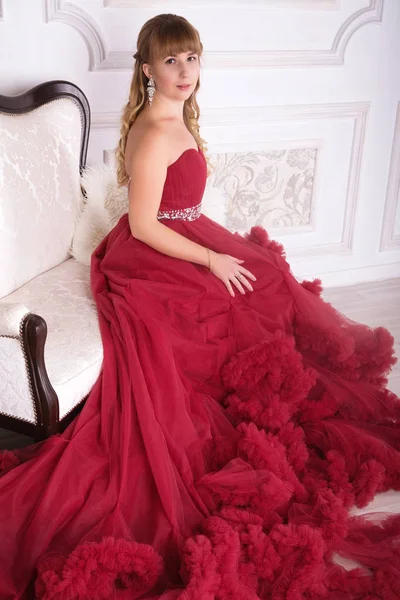 Piękna Brunetka kobieta model wieczorem czerwona sukienka — Zdjęcie stockowe