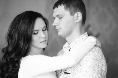 Olgun çift sarılma yakın çekim. Siyah ve beyaz