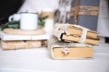 Noel ve yeni yıl dekorasyon modern ahşap masa üzerinde. Fokus o