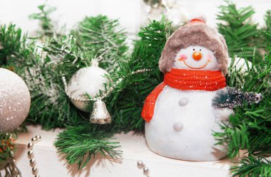 Noel dekorasyonu ile mutlu kardan adam