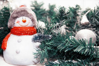 Noel dekorasyonu ile mutlu kardan adam