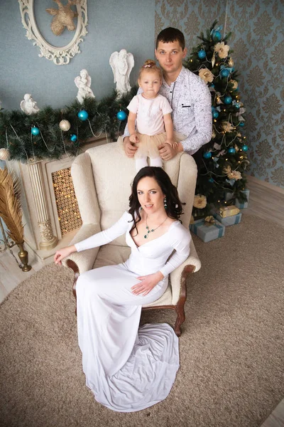 Piękny rodzinny oczekiwania na Boże Narodzenie — Zdjęcie stockowe