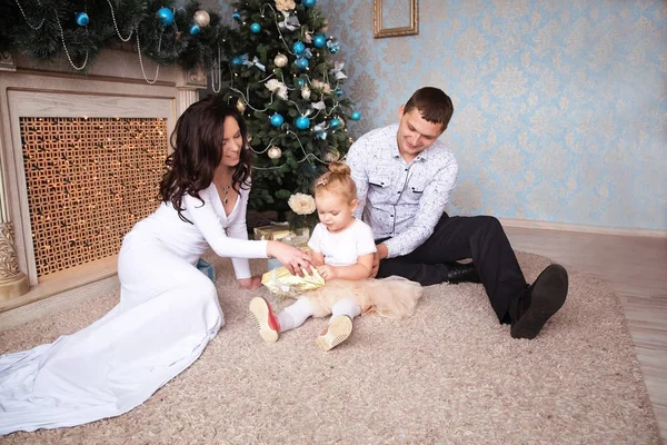 Piękny rodzinny oczekiwania na Boże Narodzenie — Zdjęcie stockowe