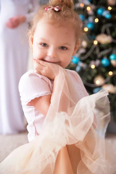 Boldog gyermek lány karácsonyi ajándékok — Stock Fotó