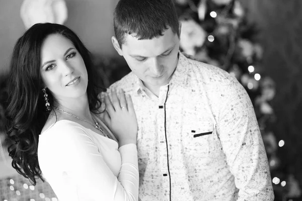 Olgun çift sarılma yakın çekim. Siyah ve beyaz