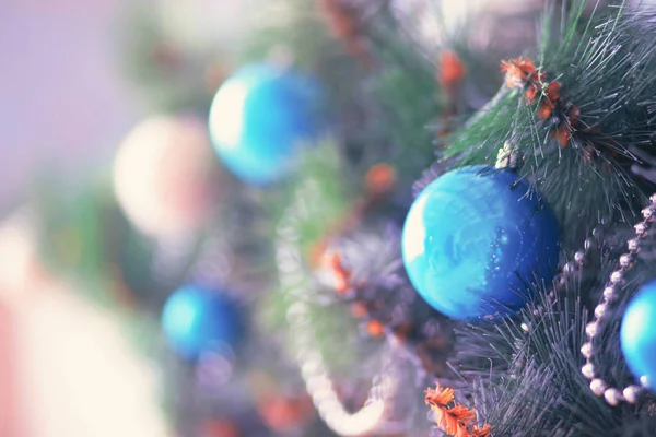 Décoration de Noël. Balle bleue sur nouvel arbre de l'année — Photo