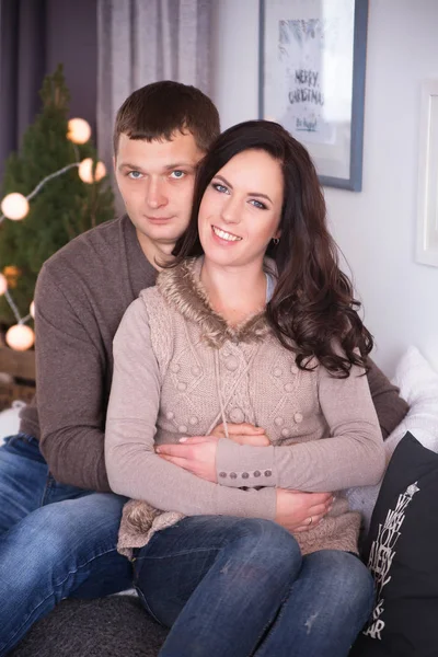 Güzel genç bir çift yeni yıl t ile bir oturma odasında rahatlatıcı