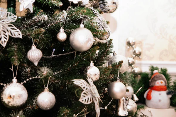 Adornos de bolas de Navidad o Navidad de plata colgando en Navidad o —  Fotos de Stock