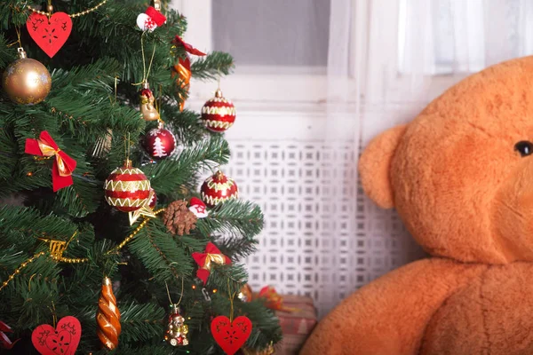 Christmas room interior. Christmas tree decorated with balls — Stock Photo, Image