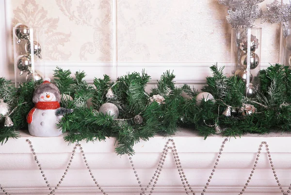 Gelukkig sneeuwpop met decoratie van Kerstmis — Stockfoto
