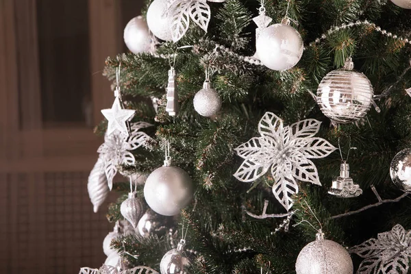 Kerstboom met zilveren speelgoed in het interieur — Stockfoto