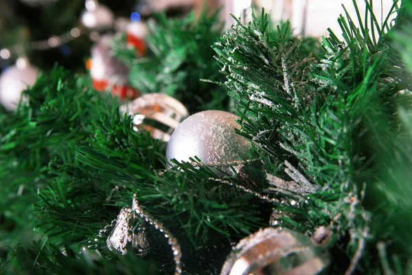 Vánoční ples na větvích jedle. — Stock fotografie