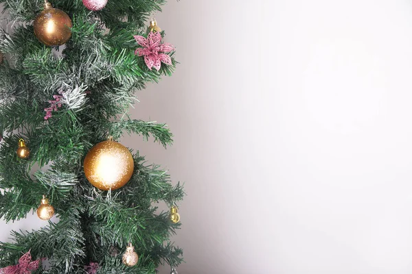 圣诞背景与球和装饰上惠特隔离 — 图库照片