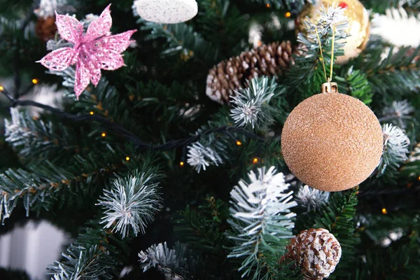 Όμορφο πράσινο χριστουγεννιάτικο δέντρο με χρυσές και ασημί μπάλες — Φωτογραφία Αρχείου