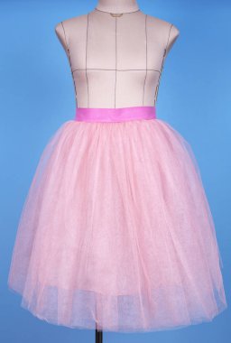 Mavi arka plan üzerinde pembe Prenses etekle manken