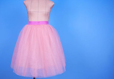Mavi arka plan üzerinde pembe Prenses etekle manken