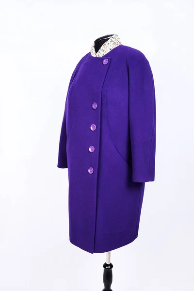 在白色背景上的紫色外套的女模特儿 — 图库照片