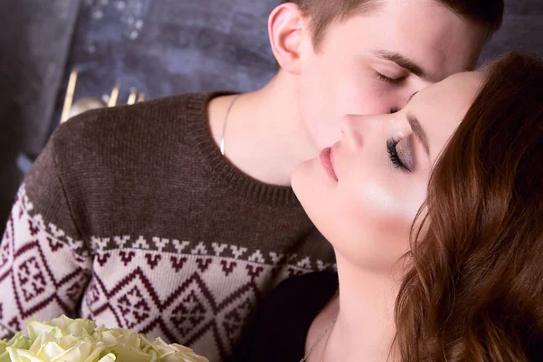 Молодий чоловік цілує свою красиву дівчину — стокове фото