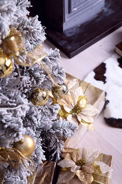 Árvore de natal decorada com bolas douradas — Fotografia de Stock