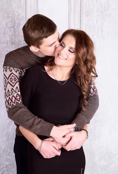 젊은 남자 키스 그의 아름 다운 여자 친구 — 스톡 사진