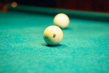 8 Top Bilardo masası üzerinde