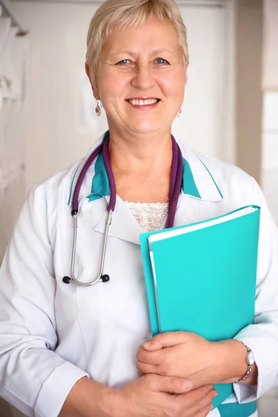 Feliz mujer de mediana edad médico — Foto de Stock