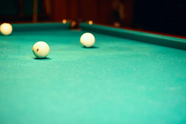 8 ball na stole bilardowym — Zdjęcie stockowe