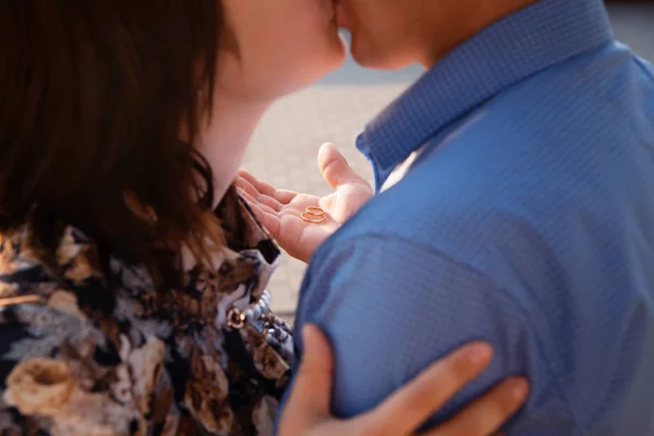 Hombre besó chica, sorpresa, emoción, puesta del sol, propuesta — Foto de Stock