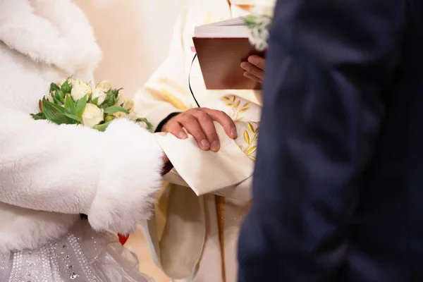 Casal de casamento cristão na igreja católica . — Fotografia de Stock