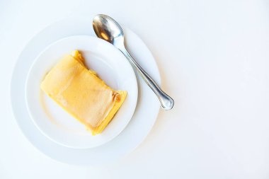 Beyaz plaka üzerinde süt puding. Üstten Görünüm