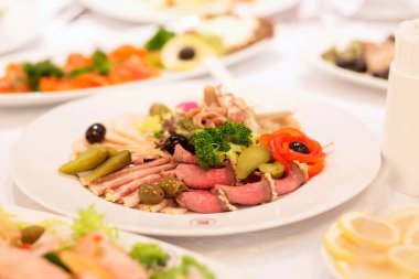 Soğuk etler domuz hizmet tablo. Etli meze bir plat üzerinde