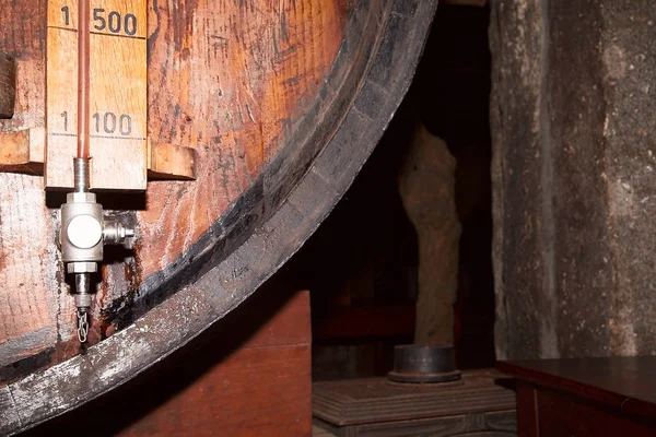 Старые бочки в винном погребе — стоковое фото