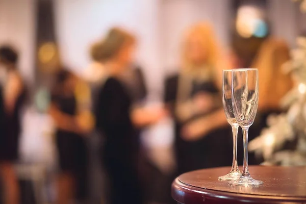 Пустые бокалы шампанского на столе — стоковое фото