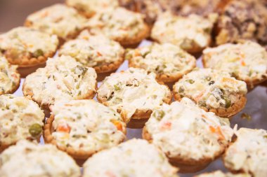 birçok tartlets büfe masa üzerinde Rus salatası ile