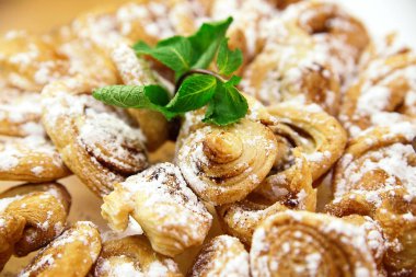 vanilya ve serpilir taze tarçın rulo