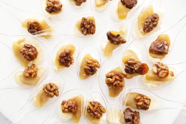 meze peynir ve ceviz beyaz arka plan üzerine açık büfe için