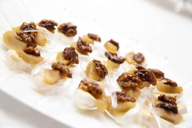 meze peynir ve ceviz beyaz arka plan üzerine açık büfe için